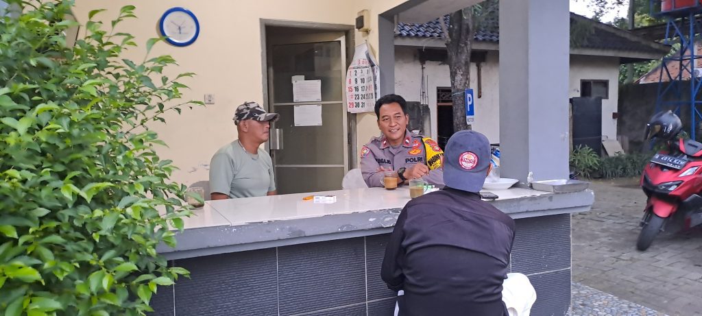Antisipasi Gangguan Kamtibmas di Sore Hari, Bhabinkamtibmas Jatibening Sambangi Warga Jalan Raya Caman