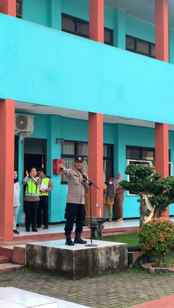 BHABINKAMTIBMAS KELURAHAN PADURENAN MENDAMPINGI SOSIALISASI TERTIB BERLALU LINTAS DI SMA N 19 KOTA BEKASI.