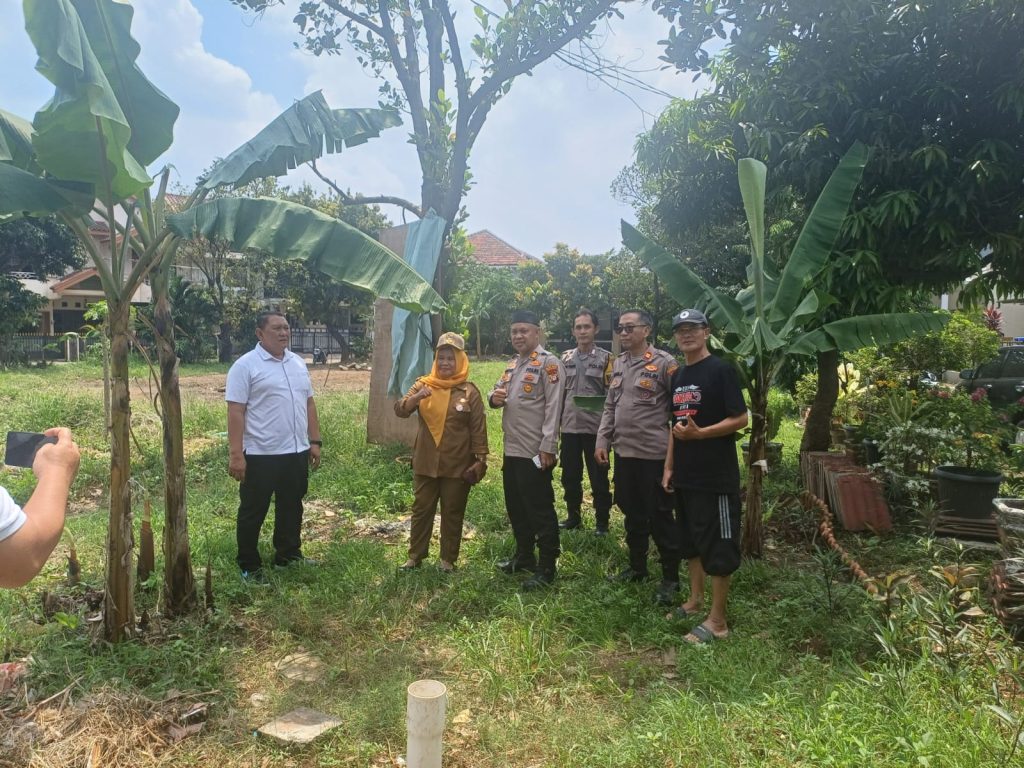 Tanggulangi Masalah Banjir, Kapolsek Bekasi Barat Tinjau Lokasi Rencana Pembangunan Folder di Bintara Jaya