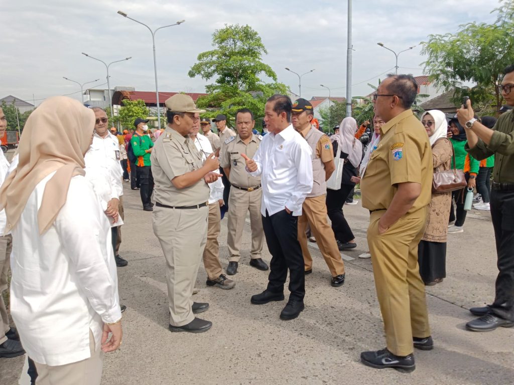Kick Off Pilah Sampah di Rorotan, Kapolsek Pastikan Kegiatan Aman dan Didukung Penuh