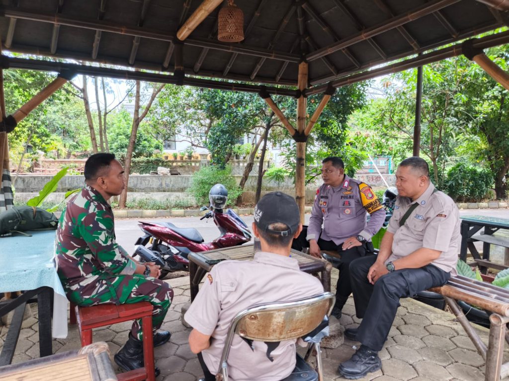 Sinergi TNI-Polri di Pondok Gede: Bhabinkamtibmas dan Babinsa Sambangi Pasar Jatiwaringin