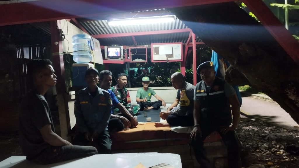 Tingkatkan Keamanan Malam Hari, Personel TNI-Polri Jatisampurna Kompak Sambangi Pos Siskamling Jatirangga