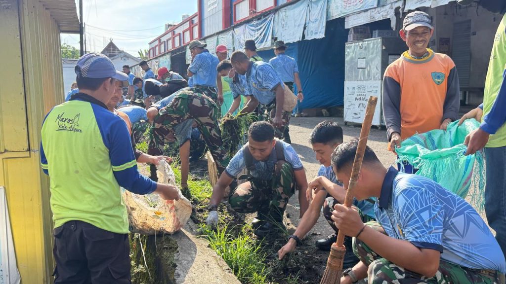 Lanud Sultan Hasanuddin Bersama Satuan TNI AU Wilayah Makassar, Gelar Karya Bakti di TPI dan Pasar Batangase, Maros