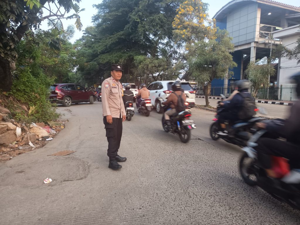 Pastikan Mobilitas Warga Lancar, Polsek Bekasi Barat Lakukan Penjagaan di Titik Ramai Pasar Bintara