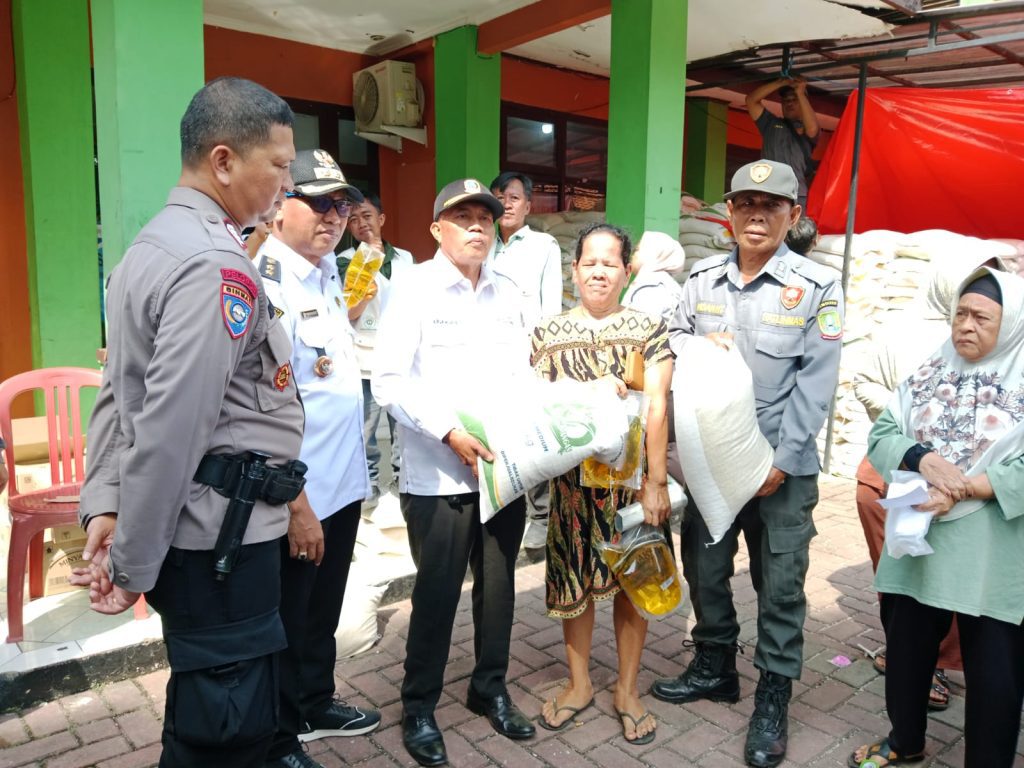 Kawal Ketahanan Pangan, Bhabinkamtibmas Jakamulya Monitoring Penyaluran Ribuan Paket Sembako di Bekasi Selatan