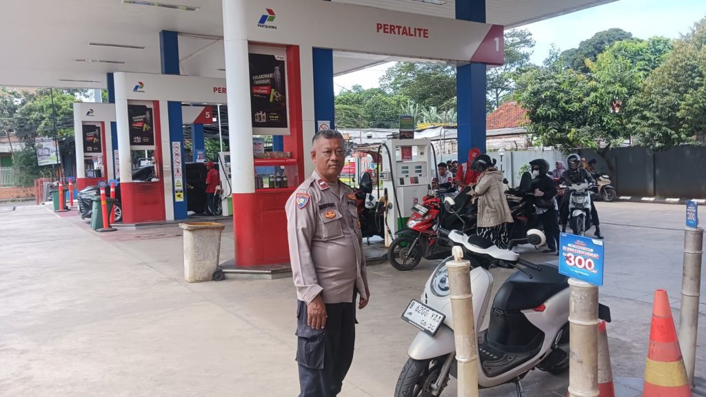 Perkuat Keamanan Objek Vital, Sinergitas TNI-Polri Pantau Area SPBU di Padurenan Mustikajaya