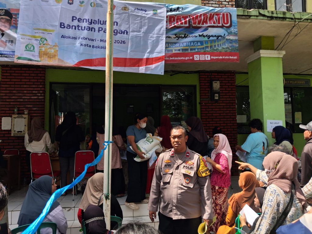 Kawal Distribusi Sembako di Margajaya, Polsek Bekasi Selatan Pastikan Ribuan Karung Beras Tersalurkan Aman