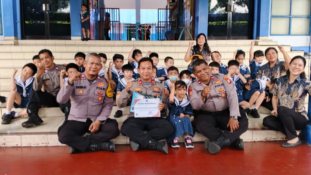 Polisi Sahabat Anak, Polsek Metro Penjaringan Tanamkan Disiplin dan Cinta Polisi Sejak Dini di KB-TK Permai Muara Karang