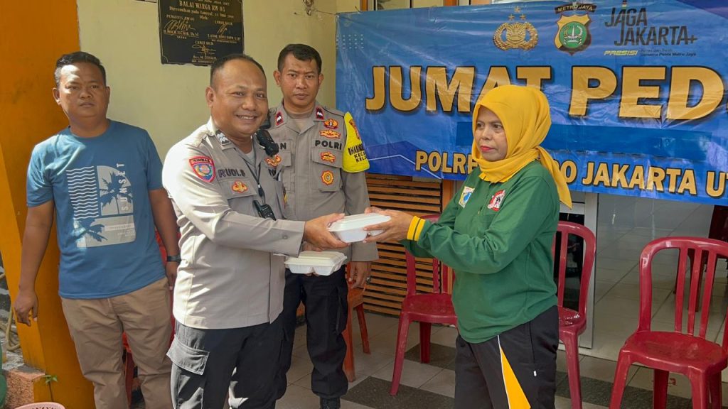 Polsek Koja Bagikan 300 Paket Makanan Bergizi untuk Warga di Kawasan Slum Area