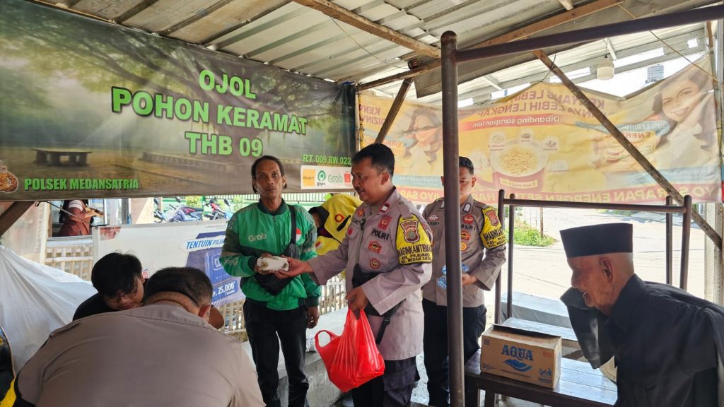 Polsek Medansatria Gelar Kegiatan Jumat Berkah, Bagikan Puluhan Paket Makanan Gratis