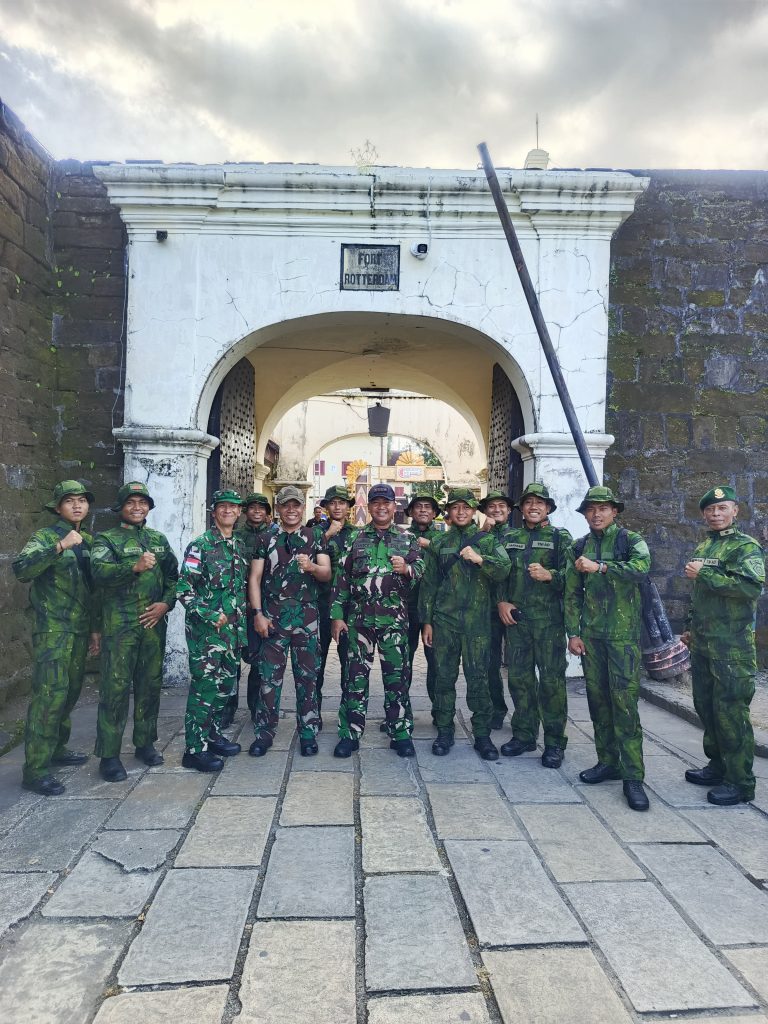 RATUSAN PERSONEL SATGASTER KOOPS TNI HABEMA SERBU BENTENG ROTERDAM DAN MAKAM PANGERAN DIPONEGORO