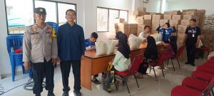 Jamin Ketertiban, Polsek Medan Satria Kawal Pendistribusian 4.634 Karung Beras Bantuan di Kalibaru