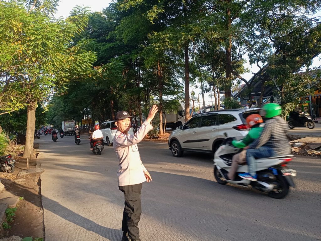 Pastikan Kelancaran Aktivitas Warga, Personel Polsek Bekasi Barat Siaga di Titik Ramai Pasar Bintara