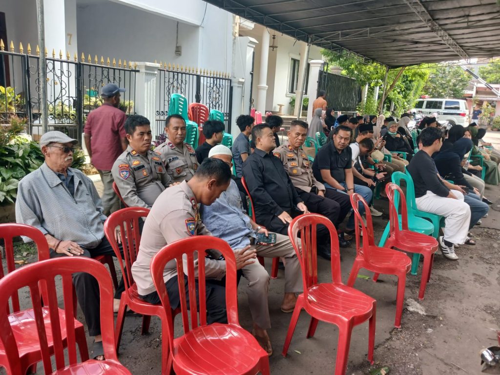 Wujud Empati, Kapolsek Jatisampurna dan Jajaran Melayat ke Rumah Duka Tokoh Masyarakat