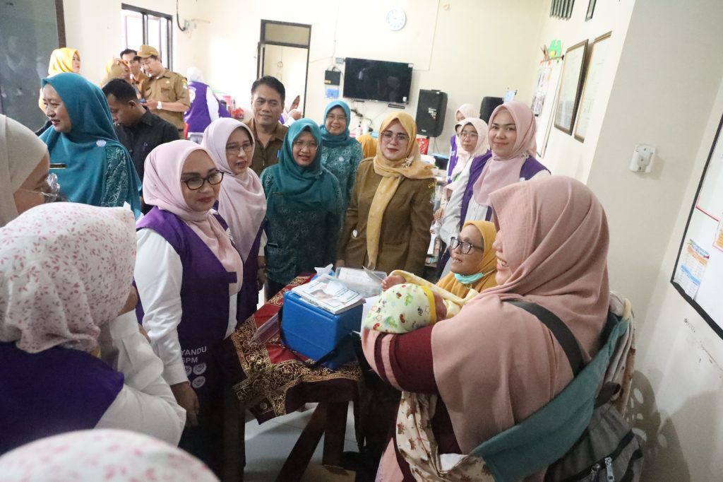 TP PKK Kota Bekasi Monitoring 6 SPM di Posyandu Kenari, Dorong Edukasi Vaksinasi dan Transformasi Layanan Terintegrasi