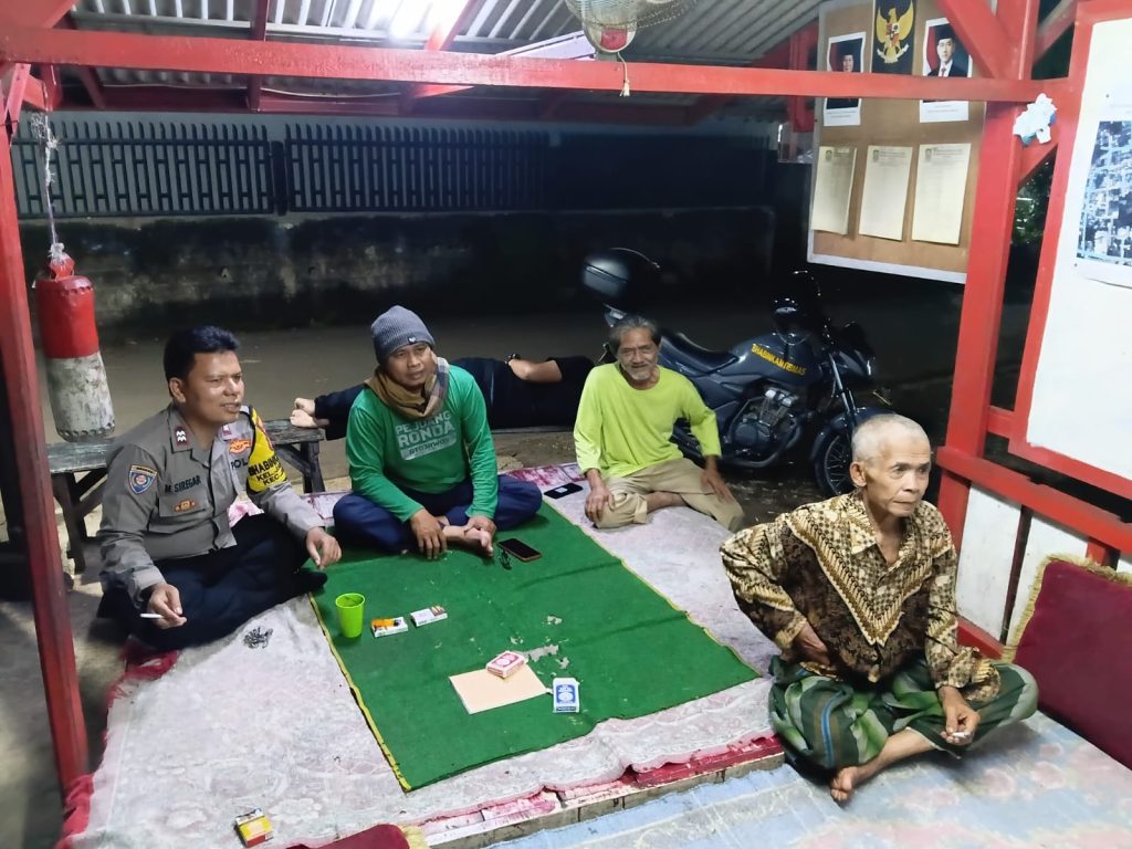 Perkuat Keamanan Lingkungan, Bhabinkamtibmas Polsek Jatiasih Monitoring Pos Kamling di Jatiluhur