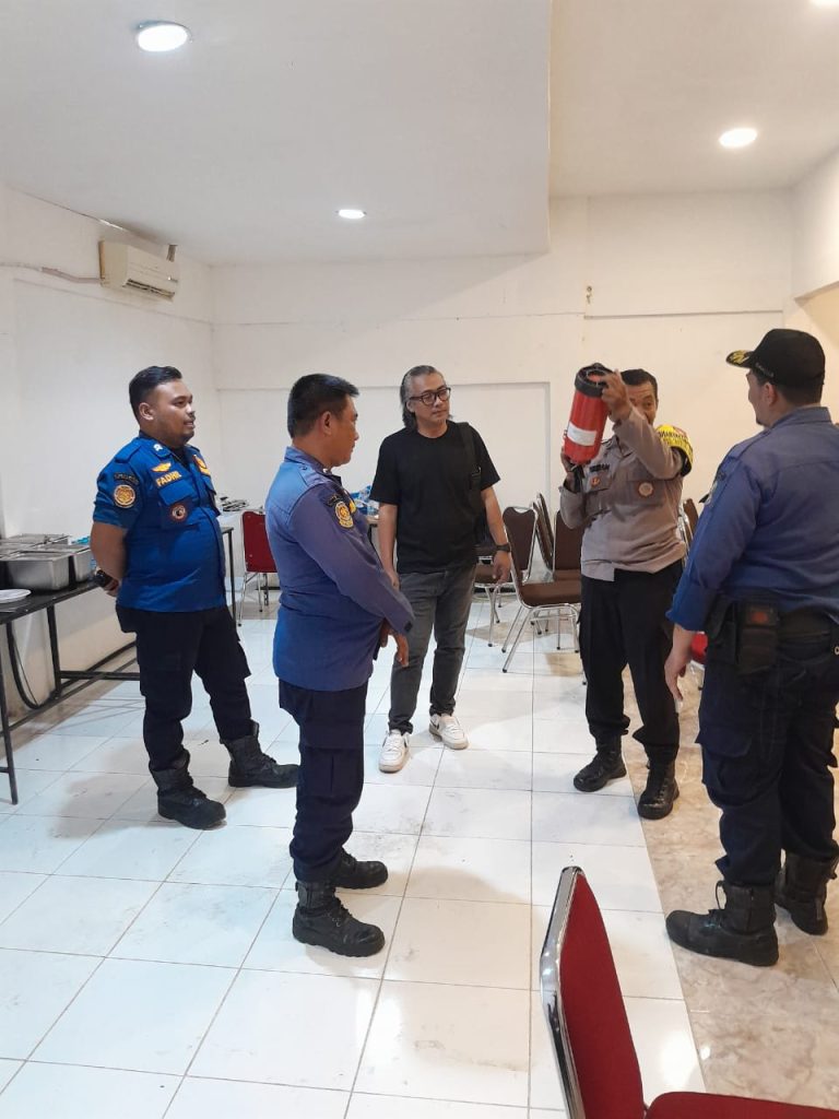 Tingkatkan Kewaspadaan Kebakaran, Polsek Bekasi Utara dan Damkar Beri Pelatihan APAR ke Pelaku Usaha Kuliner