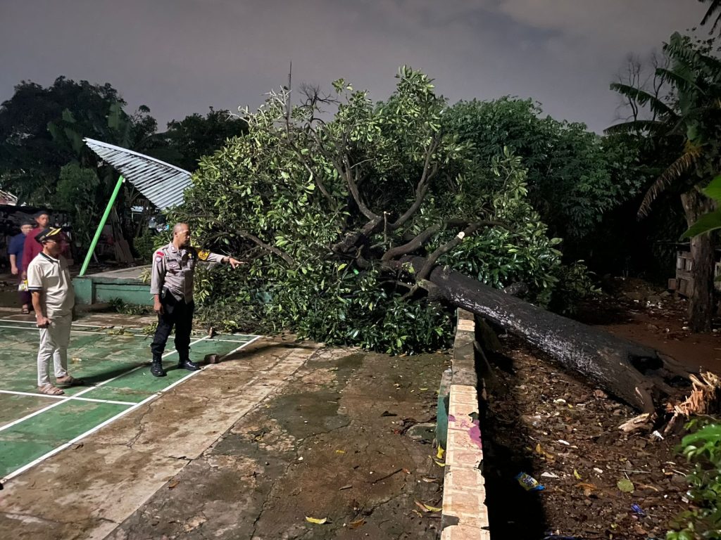 Perkuat Keamanan Lingkungan, Sinergi Bhabinkamtibmas dan Babinsa Jaticempaka Sasar Titik Rawan Kejahatan