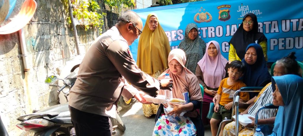 Polsek Kelapa Gading Gelar Aksi Sosial, Bagikan 300 Paket Makanan di Kampung Rawa Indah