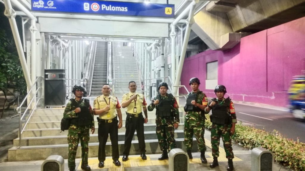 Patroli Malam Babinsa Pulogadung Bersama Warga, Perkuat Keamanan dan Kekompakan Lingkungan