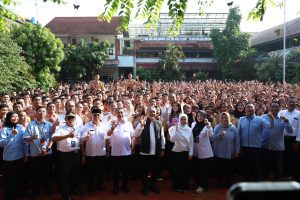 Wakil Wali Kota Bekasi Dampingi Menko Pangan Sosialisasikan Program MBG dan Tinjau Pasar Murah