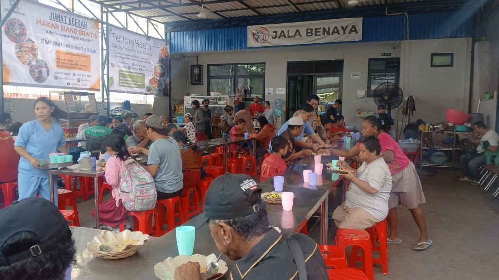 Jumat Peduli Polsek Metro Penjaringan, 500 Paket Nasi Dibagikan untuk Warga di Penjaringan