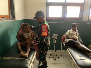 Aparat Gabungan TNI Bersama RSUD Mulia dan PMI Kab Puncak Jaya Evakuasi Pengungsi Korban Penembakan KKB di Distrik Sinak