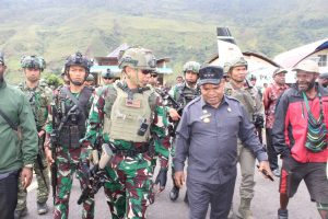 Kodim 1714/Puncak Jaya dan Polri Kawal Ketat Gubernur Papua Tengah Tinjau Korban Insiden Sinak, Instruksikan Status Tanggap Darurat dan Biaya Medis Ditanggung Penuh