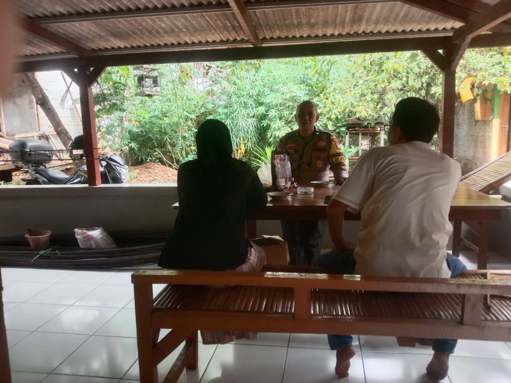 Jaga Keamanan Lingkungan, Bhabinkamtibmas Jatirangga Edukasi Warga Terkait Bahaya Judi Online dan Pinjol