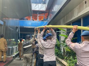Brimob Metro Jaya Sigap Bantu Pemadaman dan Amankan Lokasi Kebakaran Gedung Kemendagri