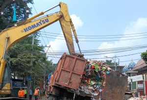 RESPON CEPAT POLSEK BANTAR GEBANG EVAKUASI TRUK DUMP SAMPAH LAKA TUNGGAL DI JALAN RAYA NAROGONG BANTARGEBANG