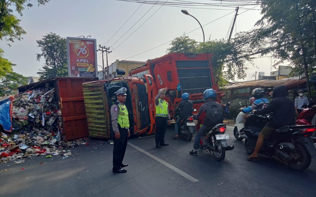 Satuan Lalulintas Polsek Bantargebang Memberikan Pengaturan lalin Akibat Truk Sampah Terbalik
