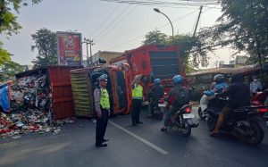 Satuan Lalulintas Polsek Bantargebang Memberikan Pengaturan lalin Akibat Truk Sampah Terbalik