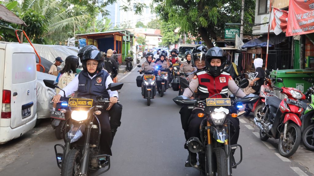 Dalam Semangat Hari Kartini, Polwan Polda Metro Jaya dan Polres Metro Jajaran Gelar Patroli Kamtibmas dan Bakti Sosial