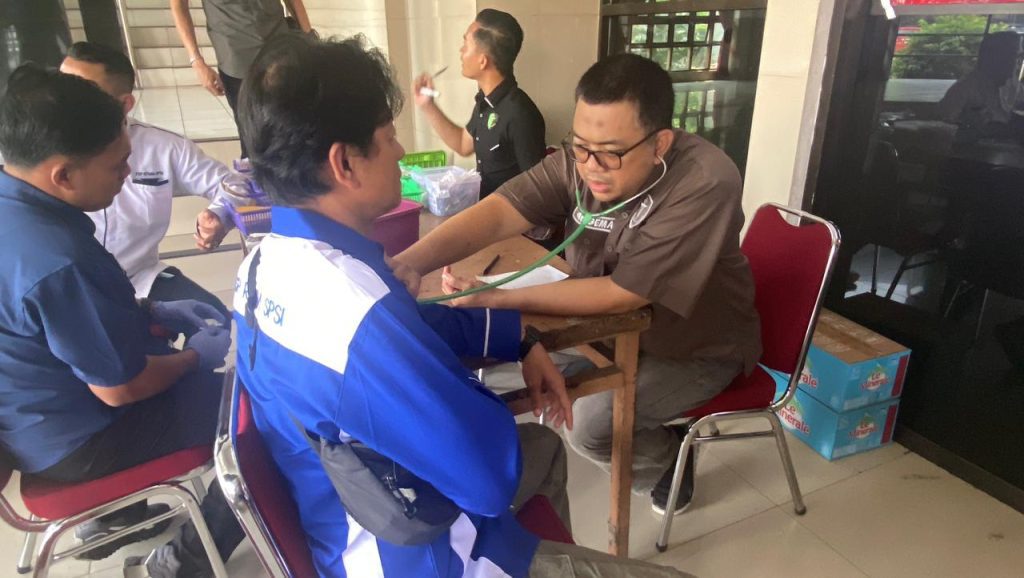 Wujudkan May Day Kondusif, Polres Metro Bekasi Kota Berikan Layanan Kesehatan Gratis bagi Elemen Buruh