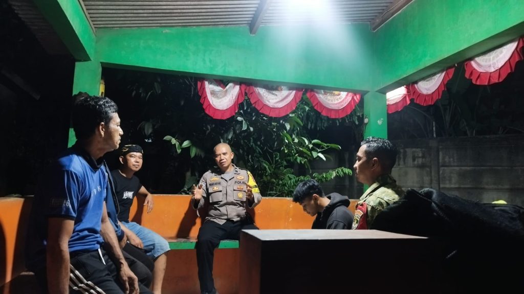 Sinergi TNI-Polri, Bhabinkamtibmas dan Babinsa Jatirangga Sambangi Pos Siskamling Pastikan Keamanan Warga