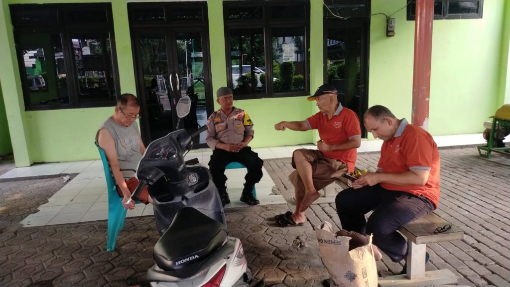 Ciptakan Rasa Aman, Bhabinkamtibmas Polsek Medan Satria Sambangi Sekretariat RW 10 Kalibaru