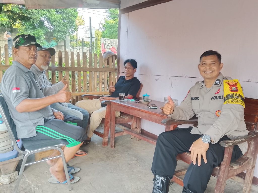 Perkuat Keamanan Lingkungan, Bhabinkamtibmas Polsek Bantargebang Sambangi Warga Mustikasari