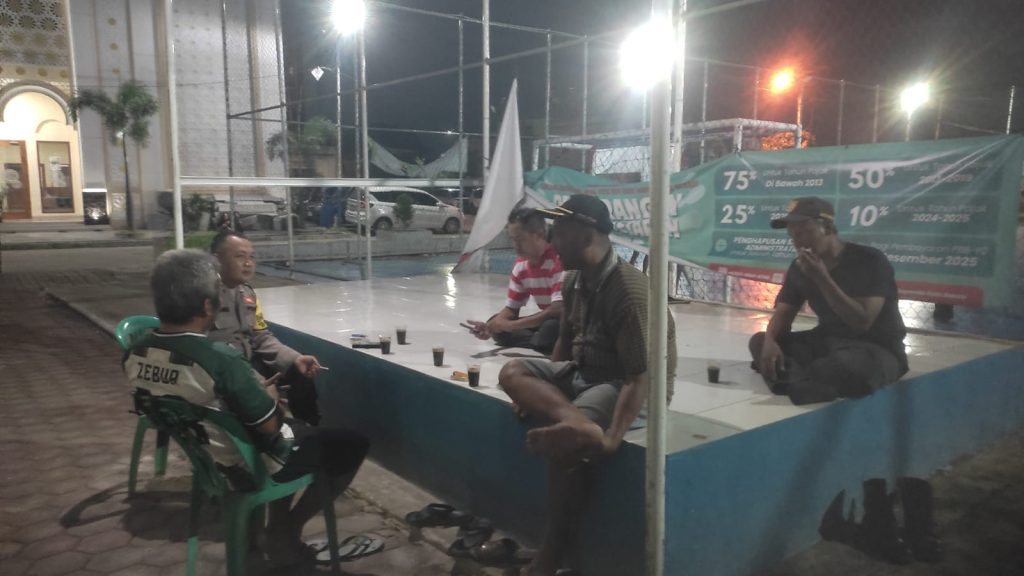 Antisipasi Tawuran dan Kejahatan Malam, Bhabinkamtibmas Medan Satria Pantau Poskamling Tanah Apit