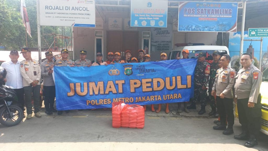 Polres Metro Jakarta Utara Gelar Jumat Peduli di Kampung Muka, Bagikan 300 Paket Makanan