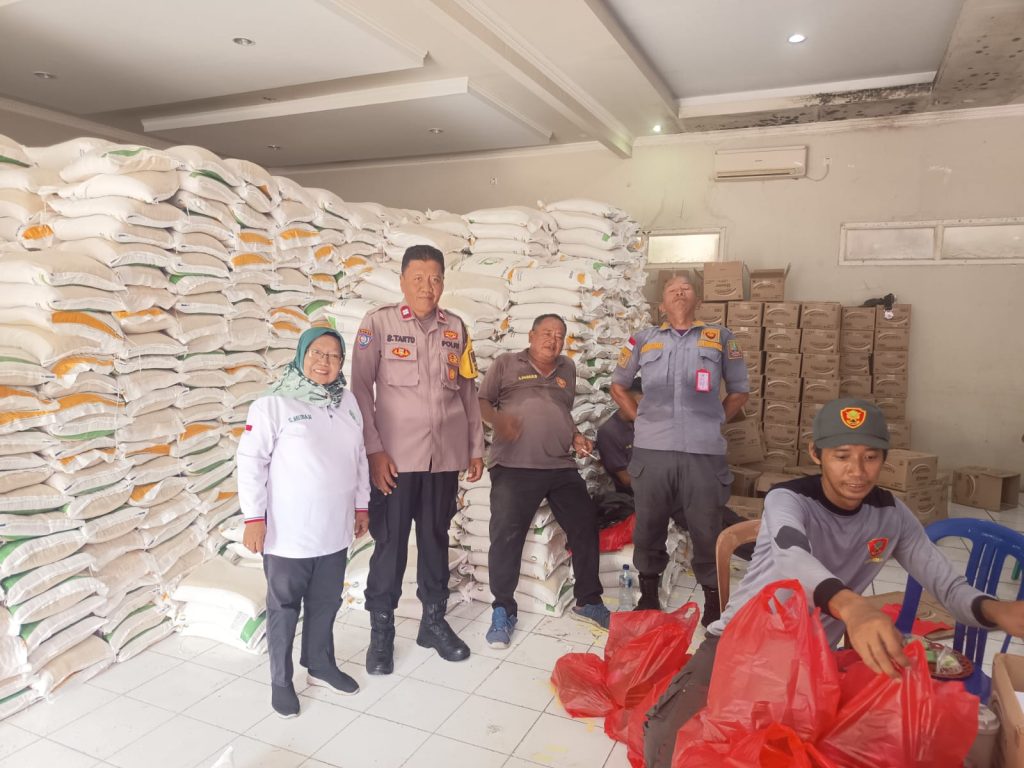 Pastikan Tepat Sasaran, Bhabinkamtibmas Polsek Bekasi Barat Kawal Distribusi Bansos di Jakasampurna