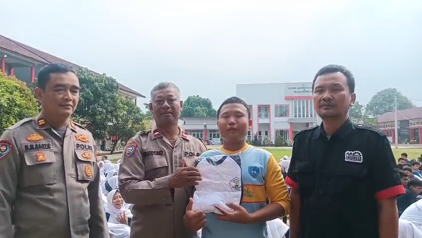 Bhabinkamtibmas Padurenan Tunjukkan Kepedulian, Belikan Seragam Olahraga untuk Siswa Kurang Mampu di SMKN 15 Kota Bekasi.
