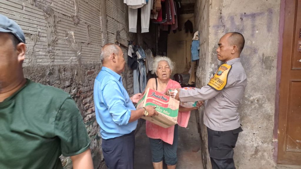 SENTUH HATI WARGA, BHABINKAMTIBMAS KAPUK MUARA SALURKAN BANTUAN SOSIAL