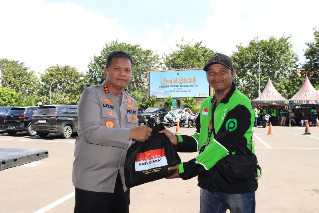 Pererat Silaturahmi, Kapolres Metro Bekasi Kota Pimpin Kegiatan Jumat Berkah Bagi Sembako Kepada Potensi Masyarakat