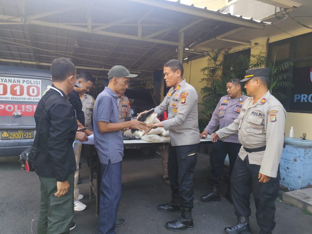 Jumat Berkah, Polsek Rawalumbu Berbagi untuk Masyarakat