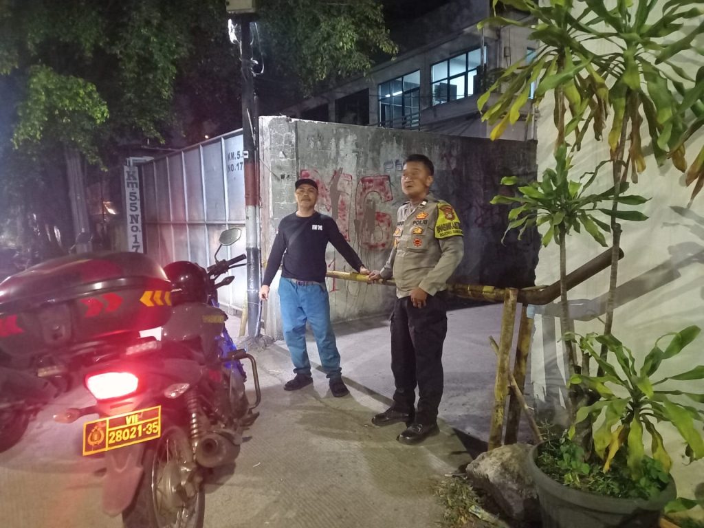 Polisi Hadir di Tengah Warga, Patroli Malam Jaga Situ Rawalumbu Tetap Kondusif