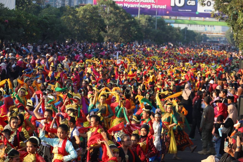 CFD BEKASI DIPADATI PENARI, TARI KOLOSAL RONGGENG NYENTRIK GUNCANG JALAN AHMAD YANI
