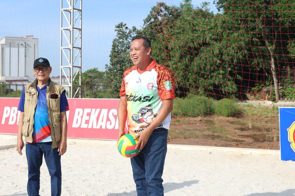 Wali Kota Bekasi Buka Kejurkot U-15 Voli Pasir, Dorong Lahirnya Atlet Muda Berprestasi