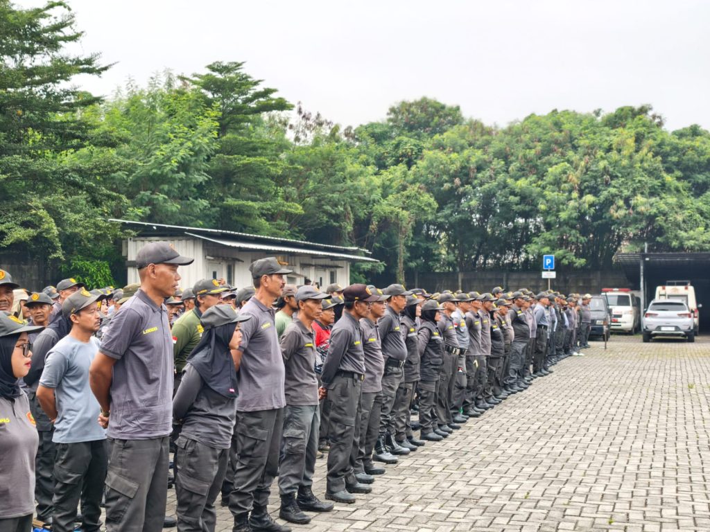 Satpol PP Satlinmas Kota Bekasi Gelar Aksi Gotong Royong K3 Massal di Kawasan Medan Satria 