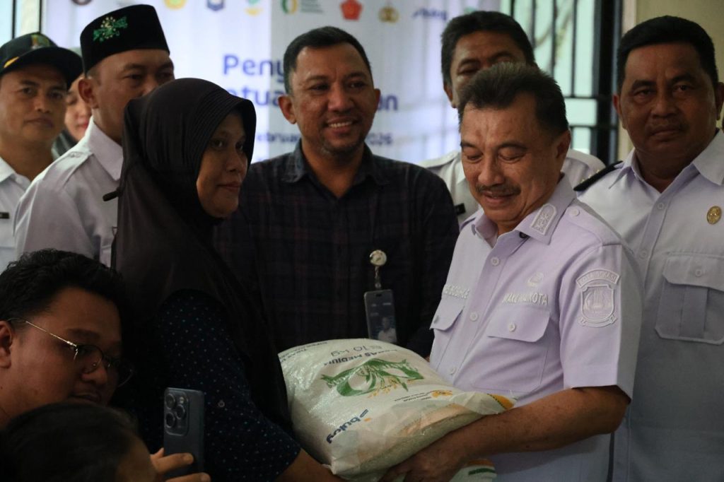 Wawali Harris Bobihoe Tinjau Langsung Penyaluran Bantuan Pangan Ke Masyarakat